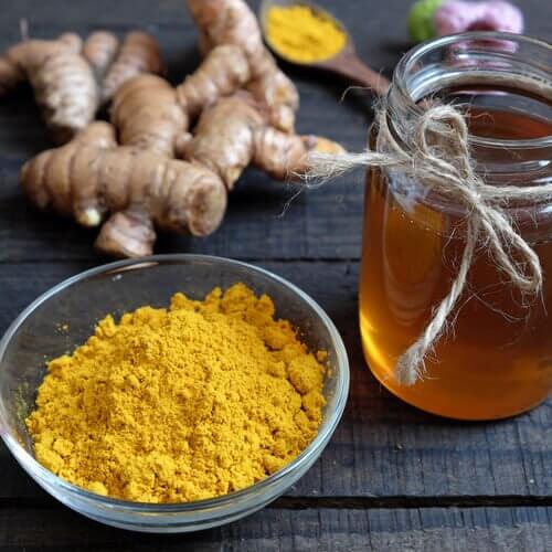 Cream with honey and turmeric to reduce dark spots