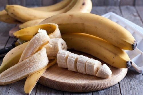 You can make moisturizing hair masks with banana.