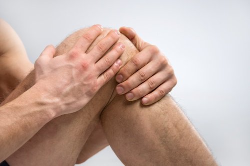 Applying salt and oil treatment to knees