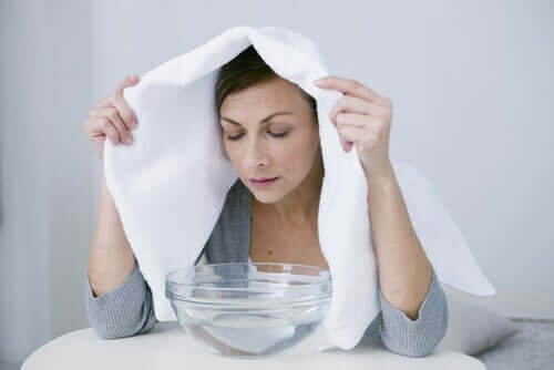 Kvinde laver dampbad som slimløsende middel