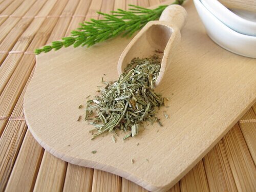 Some loose horsetail herb.