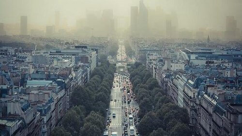 Image of smog in Paris on important avenue bird's eye view