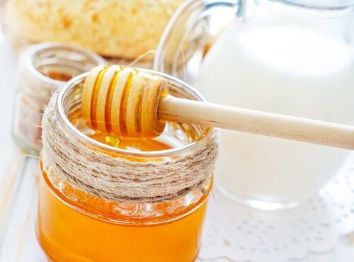 You can make moisturizing hair masks with honey.