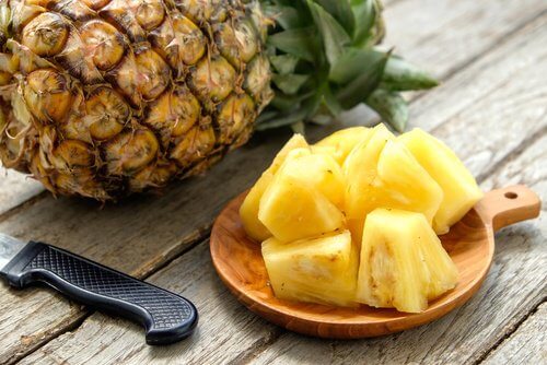 Some pieces of pineapple on a plate.