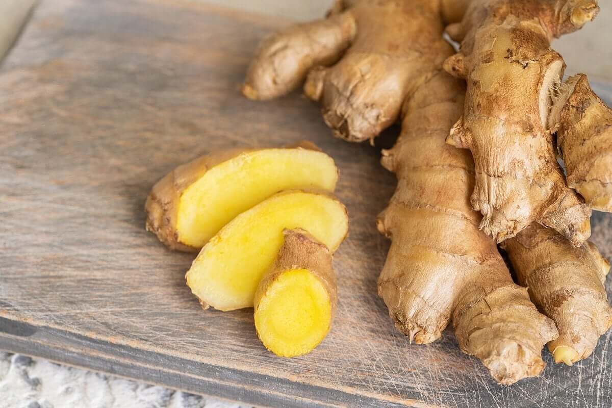 Sliced gingr root.
