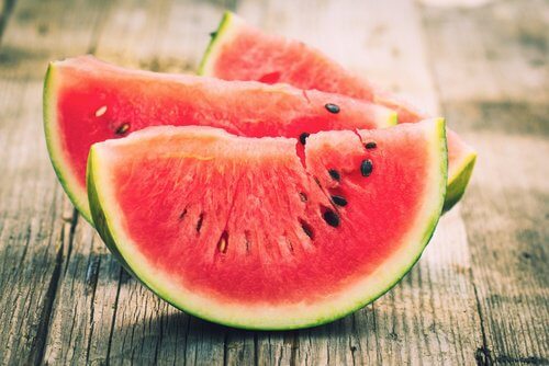 Watermelon slices to reduce bloating