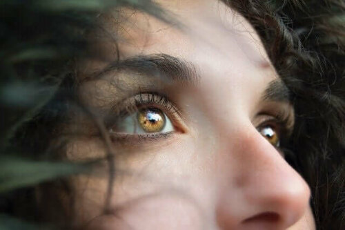 A woman with brown eyes.