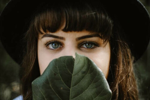A woman with green eyes.
