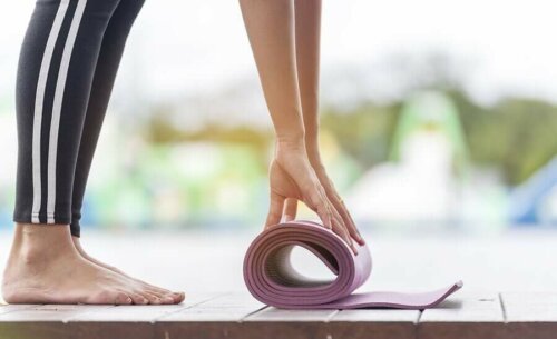woman unrolling her exercise mat