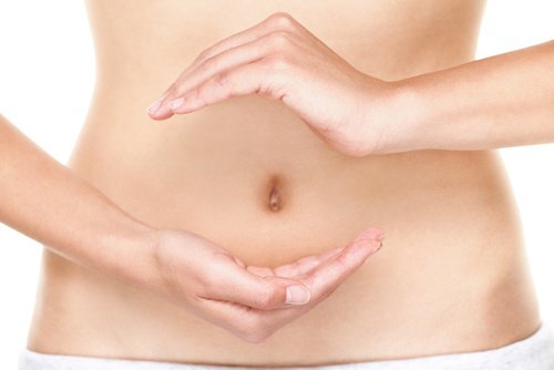Woman doing a circle on her stomach.