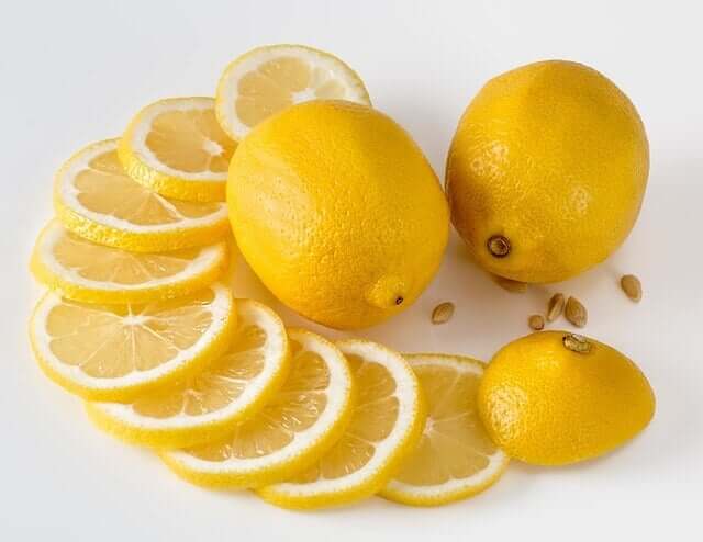 Lemons and lemon slices.
