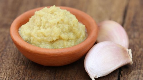 Bowl of minced garlic and garlic cloves to help cleanse blood