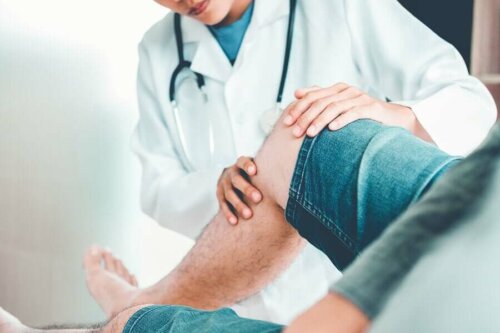 A person with knee pain at the doctor.