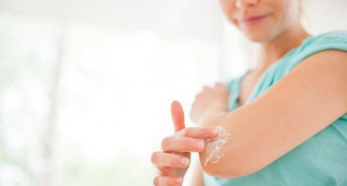 Lighten Your Elbows and Knees with this Homemade Milk and Vitamin E Cream