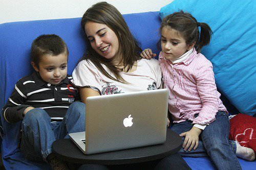 children and mom with same color hair