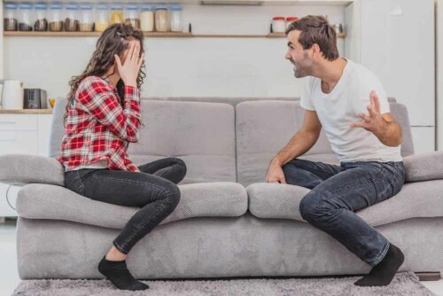 Par skændes på sofa