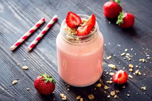 Slimming Smoothie With Strawberries, Oatmeal, & Ginger