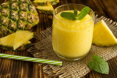 Pineapple juice, one of the drinks that helps reduce uncomfortable bloating.