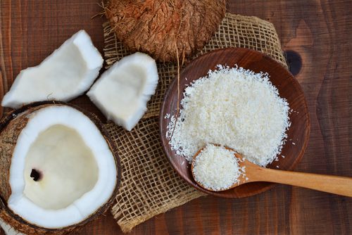 frisk kokosnød og kokosmel