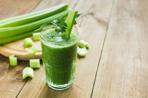A glass of celery smoothie to help control your cholesterol levels