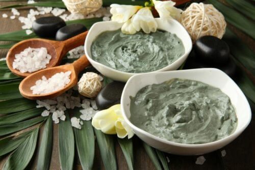 Make coffee clay cream to put on your skin