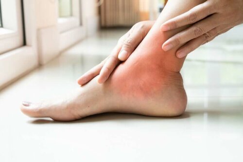A person trying to get swollen ankles relief.
