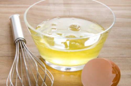 Mixing egg yolks.