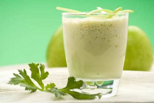 aloe vera and green apple smoothie, one of the best smoothies to relieve constipation
