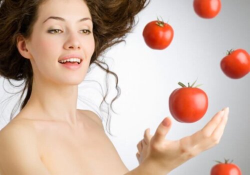 Lady juggling tomatoes