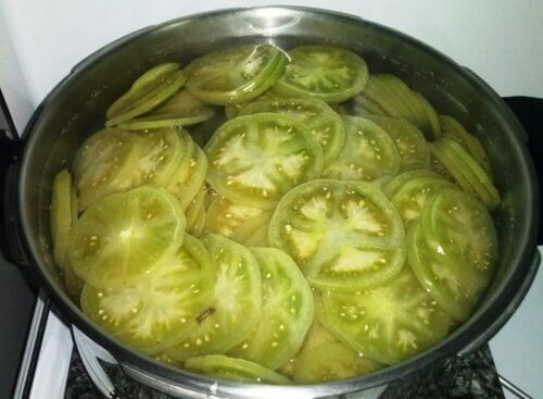 Apple cider vinegar and green tomatoes in a pot together fight varicose veins