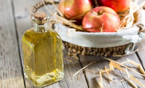 Apple cider vinegar and baking soda combination to exfoliate skin