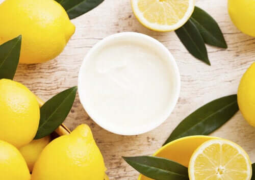 The Amazing Benefits of Using a Yogurt and Lemon Mask
