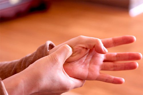 Person doing shiatsu