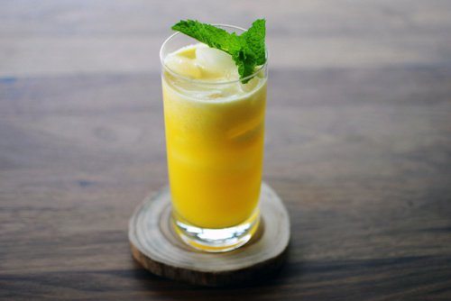 Apple pineapple juice fresh mint leaves