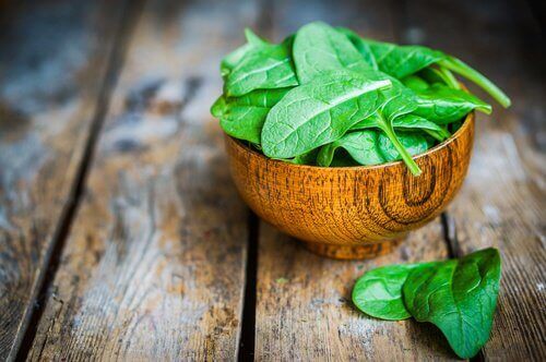 Spinach is on the list of foods that prevent macular degeneration