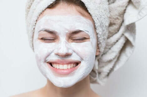 A woman wearing a yogurt and lemon face mask.