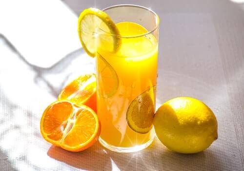 Et glass sitron- og appelsinvann.