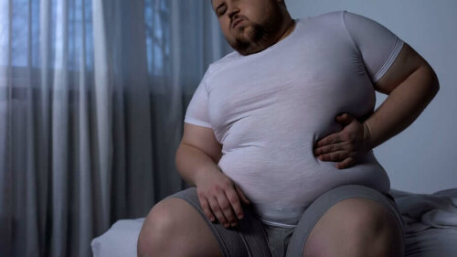 A man feeling the side of his body.