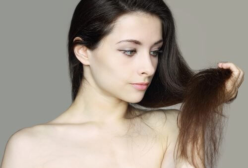 4 Ways to Moisturize Dry Hair