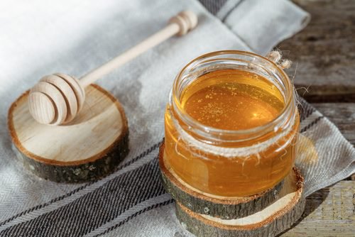 This homemade honey and ginger syrup is good to fight cold symptoms.