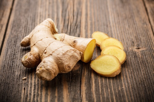 This homemade honey and ginger syrup requires natural ingredients.