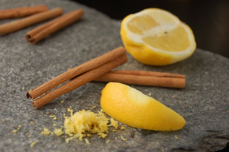 Cinnamon sticks and sliced lemon