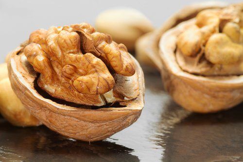Eating nuts at night may help a better sleep