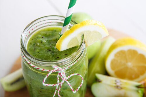 A vegetable smoothie with lemon
