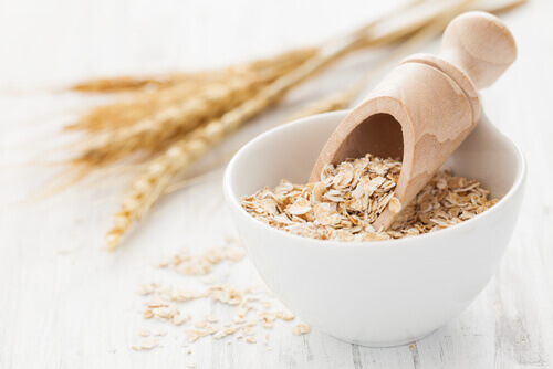 raw oats for an oatmeal mask
