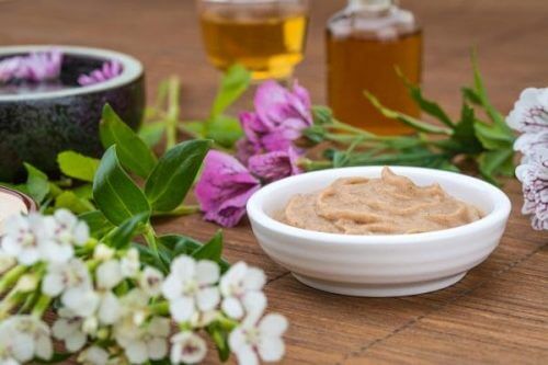 Middel med ølgær og honning til hårpleje