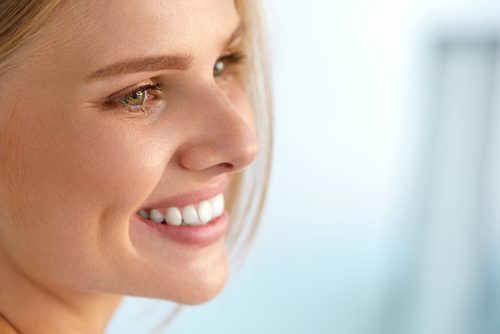 woman smiling in her 20s