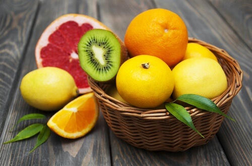 독감을 예방하는 데 좋은 8가지 식품 감귤류 과일