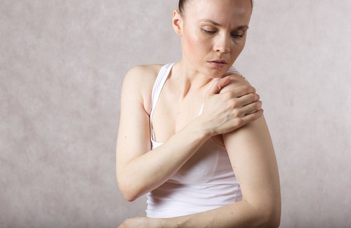 woman with shoulder pain who needs to relieve inflammation with dandelion benefits