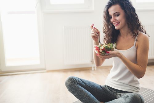 woman eating a low-calorie salad